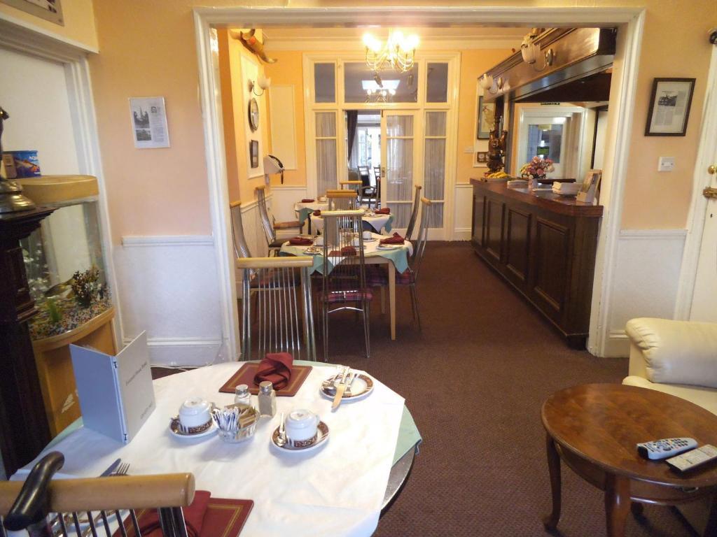 Fountain House Hotel Хейс Экстерьер фото